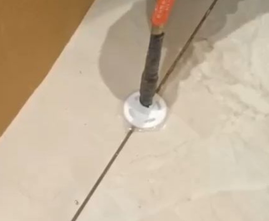 润州瓷砖空鼓维修公司专业解答瓷砖在铺贴过程中，如果没有涂抹均匀到位的粘结材料（如水泥砂浆或瓷砖胶），可能会导致以下问题